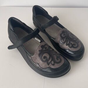 Naot Motu Mary Jane Flats Y2K Design 39 Black Grey